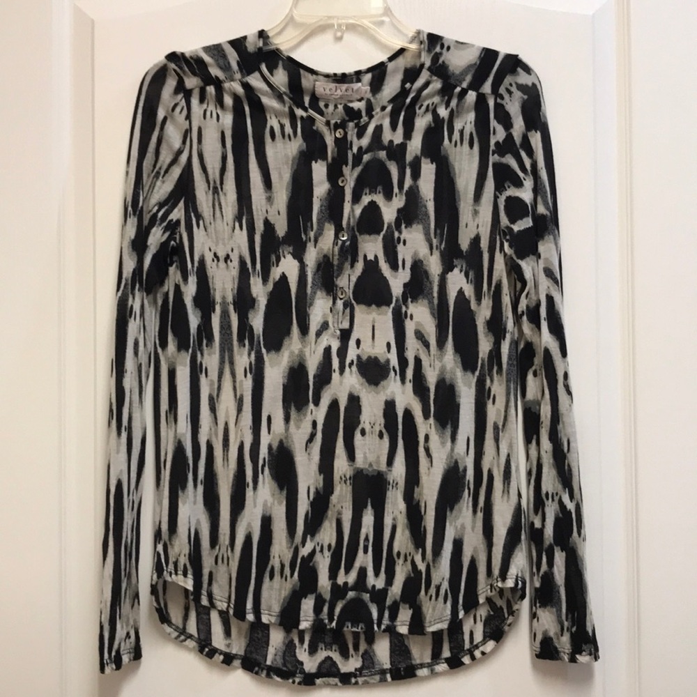 Velvet by Graham & Spencer Black and White Long Sleeve Top
